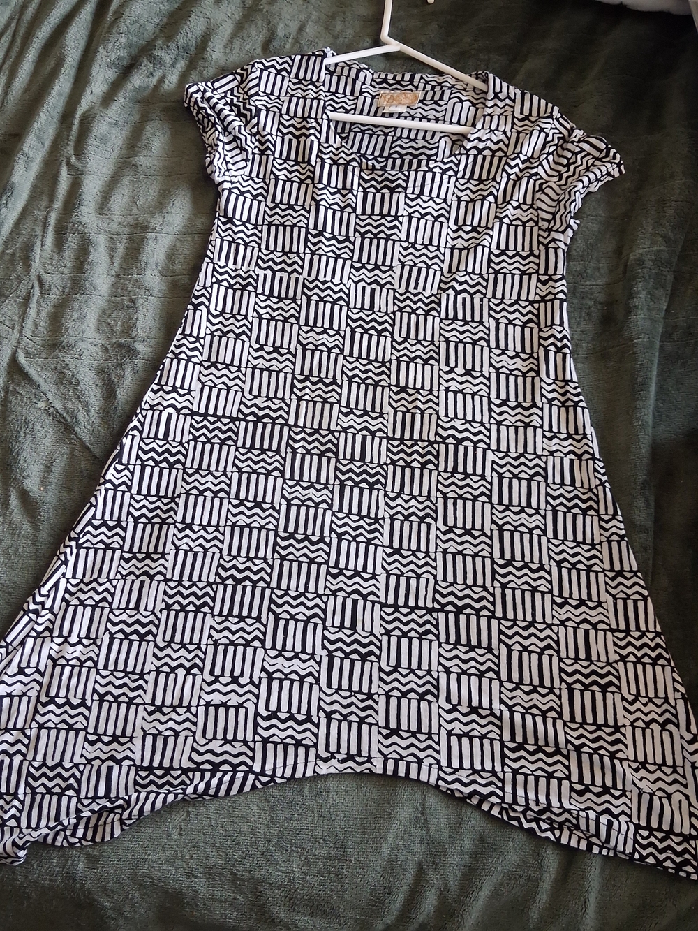 Black and White Geometric Cap-Sleeve Dress